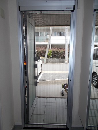 玄関にプリーツ網戸をお取り付け